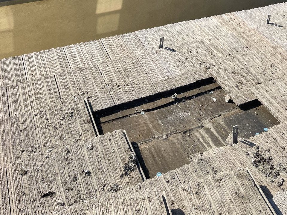 Techo de teja de concreto debajo de paneles solares en San Dimas con tejas quebradas y faltantes, dejando la membrana y el entablado expuestos entre los soportes