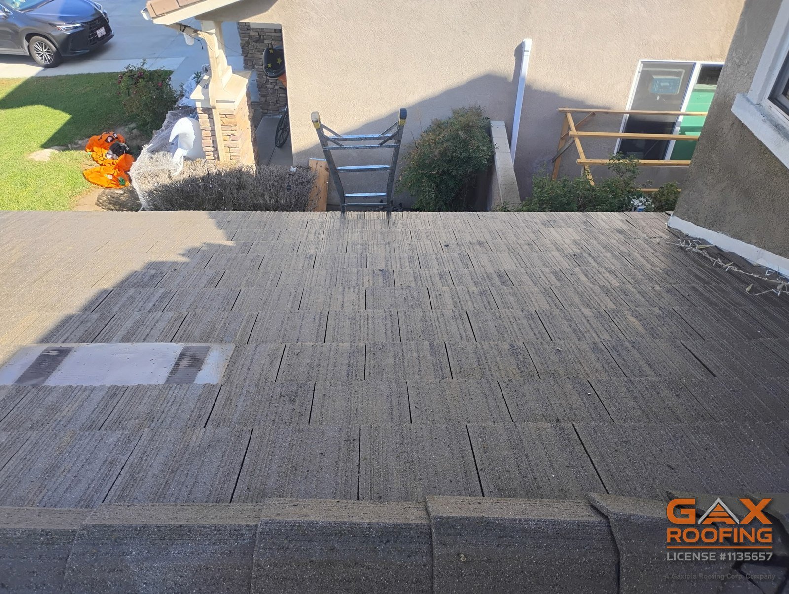 Techo de teja de concreto limpio en Arcadia después de una lavada a presión de GAX Roofing