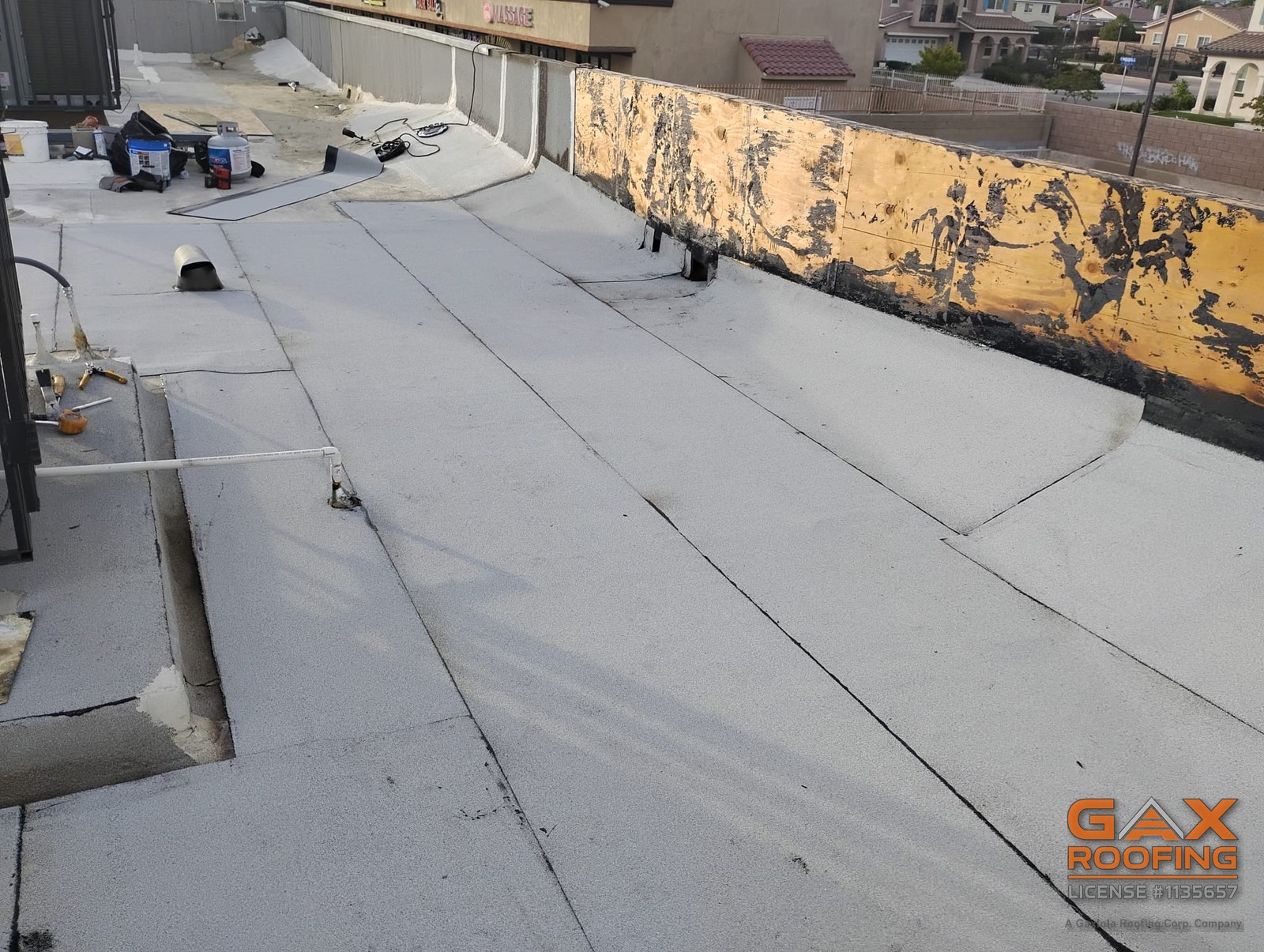Sistema de techo plano blanco terminado en un edificio comercial de Redlands