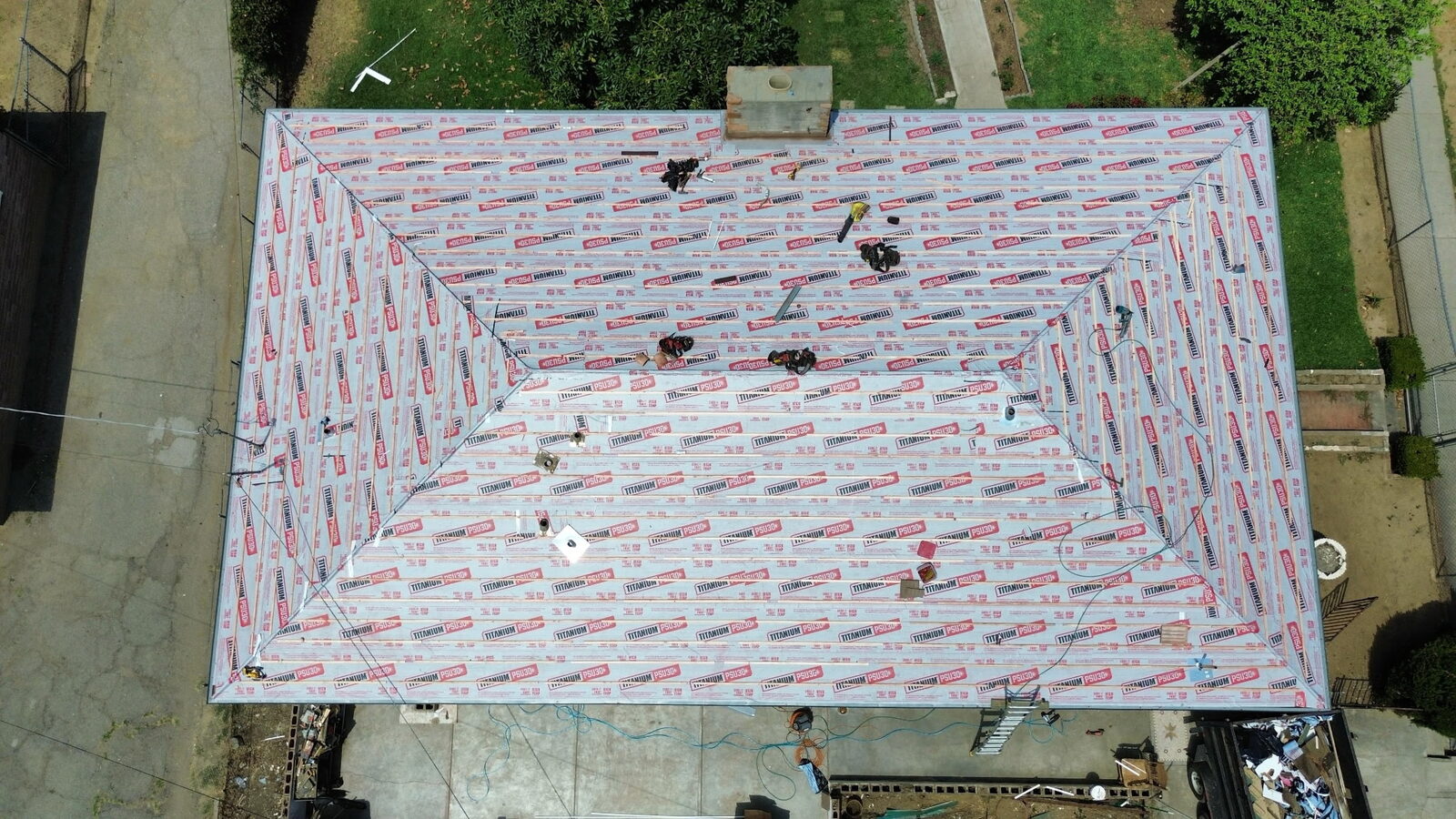 Vista aérea con dron del bajo-tejas autoadhesivo instalado por GAX Roofing
