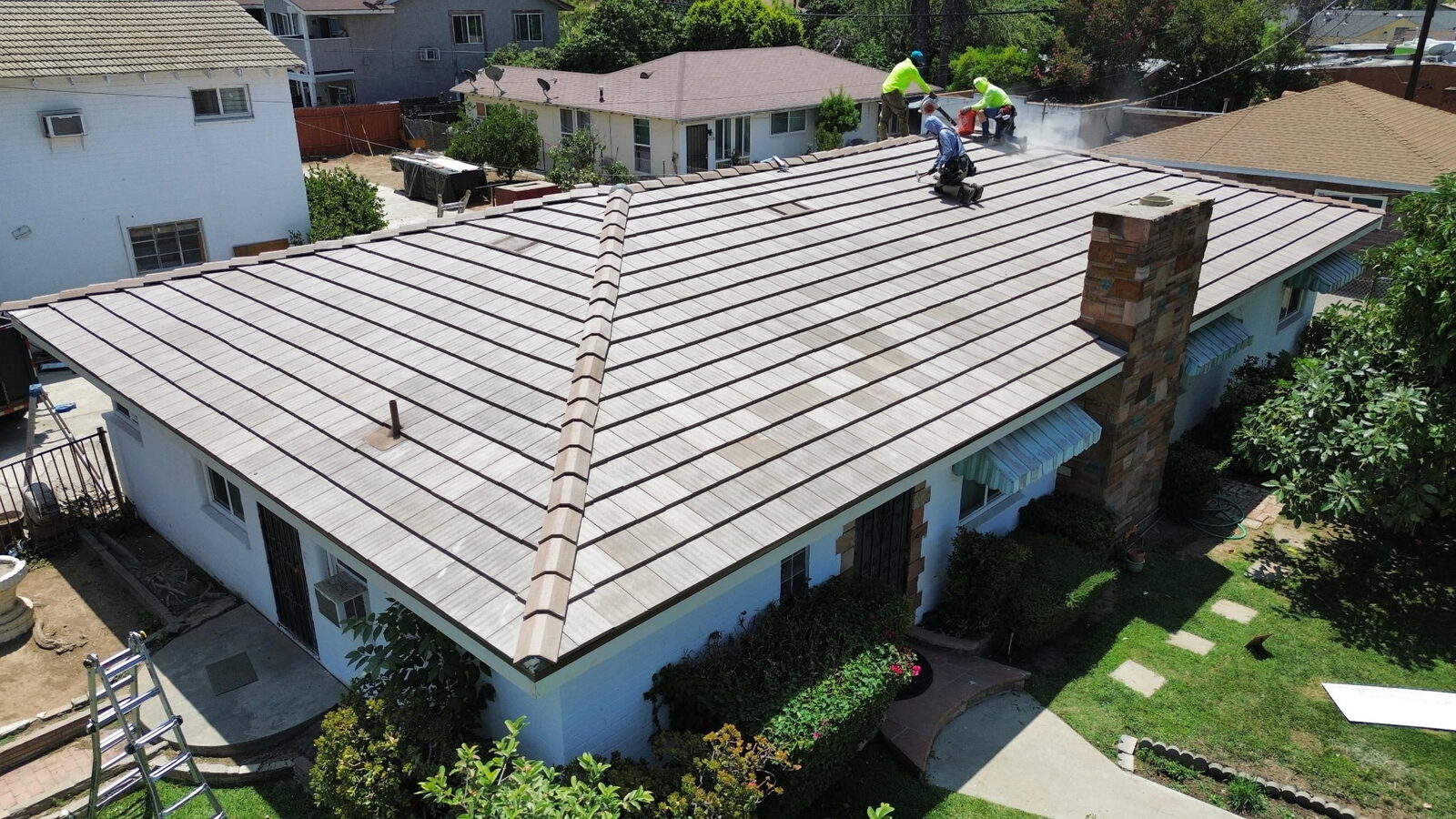 Vista aérea de un reemplazo de techo terminado por GAX Roofing