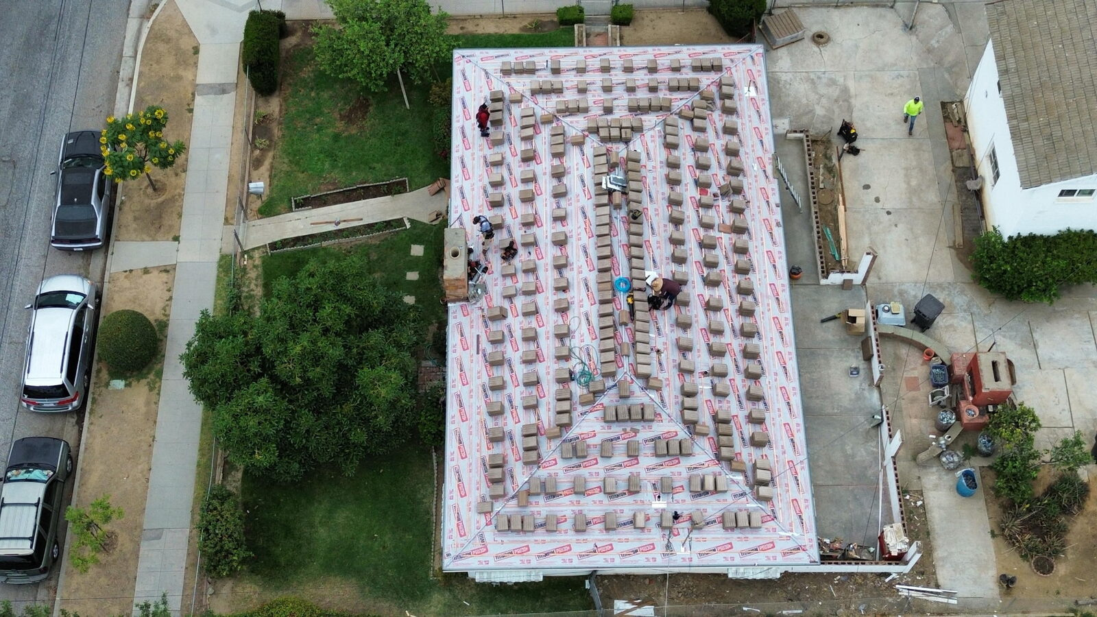 Vista aérea con dron de un reemplazo de techo en progreso por GAX Roofing