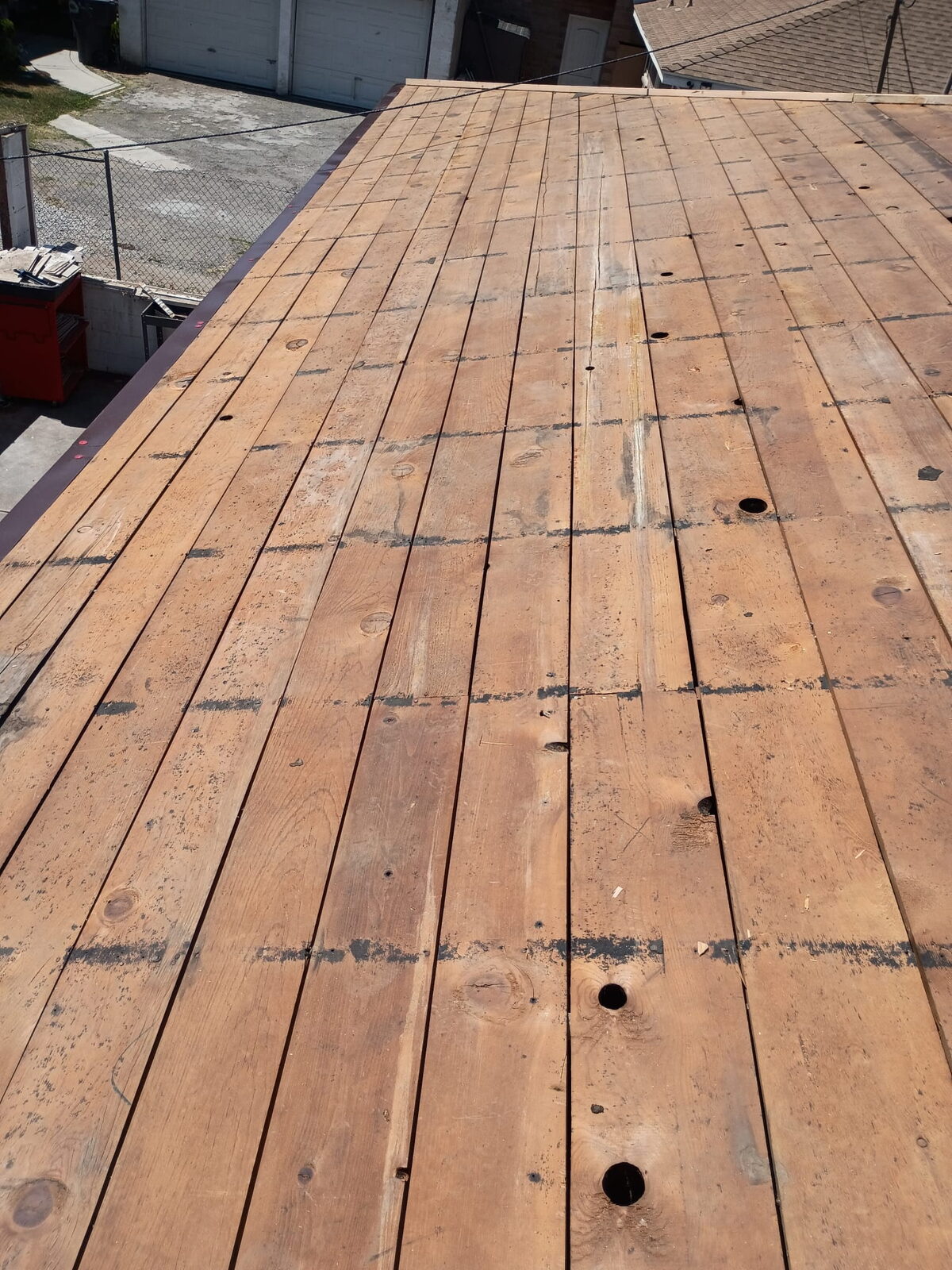 Nuevo entablado OSB instalado por GAX Roofing en el Inland Empire