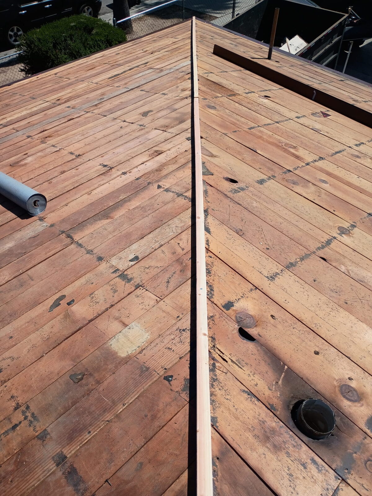 Entablado nuevo con cumbrera y ventilación en un proyecto de GAX Roofing