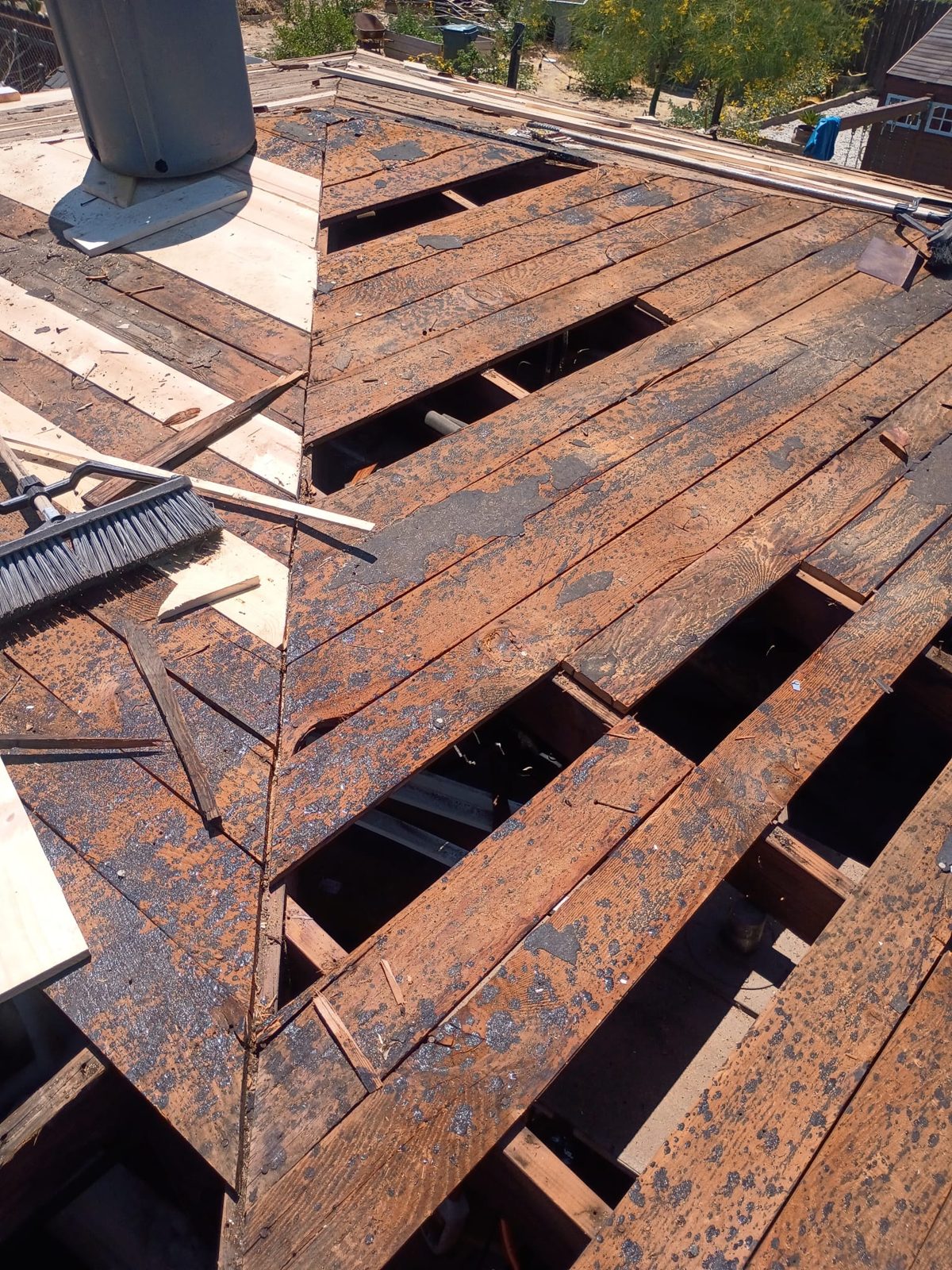 Deck de techo expuesto durante el desmantelado de un cambio de techo de GAX Roofing en el Inland Empire
