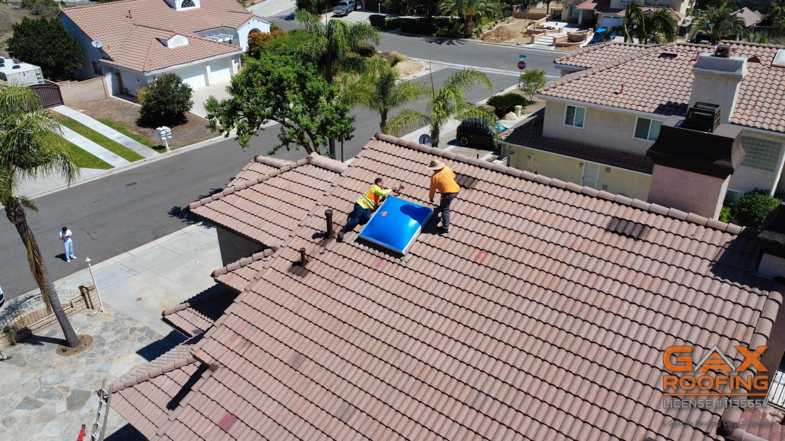 Vista de dron de la cuadrilla de GAX Roofing recolocando teja en la casa de Alberto en Riverside