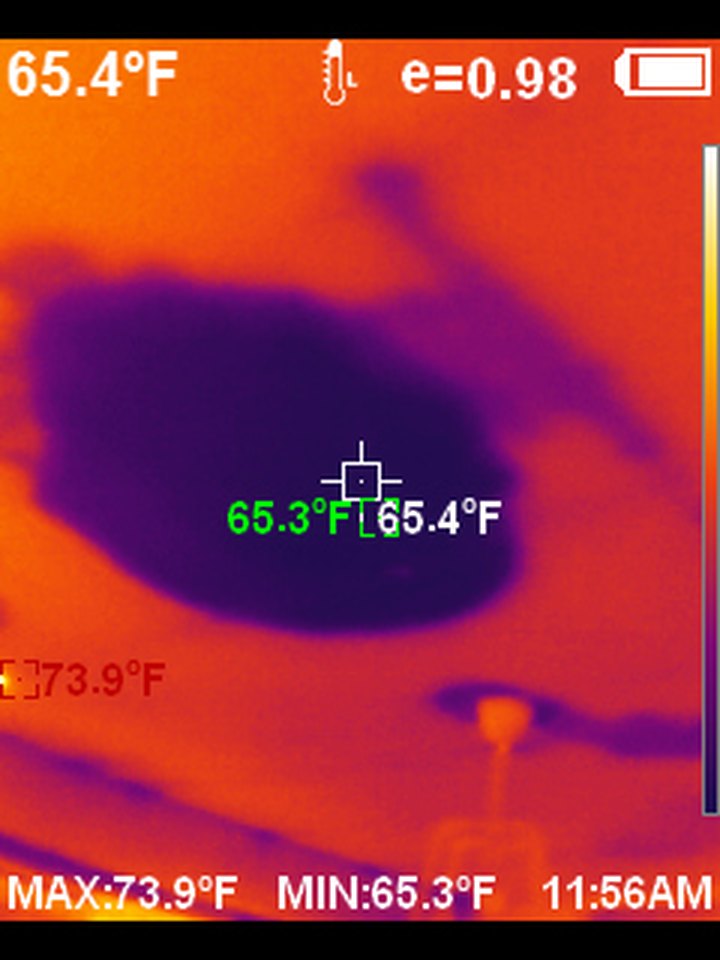 Imagen térmica que muestra humedad oculta en un techo durante una inspección de fuga en Fontana