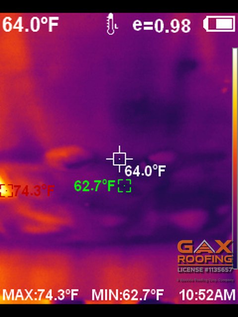 Imagen térmica de un techo con varios puntos fríos mojados en el drywall
