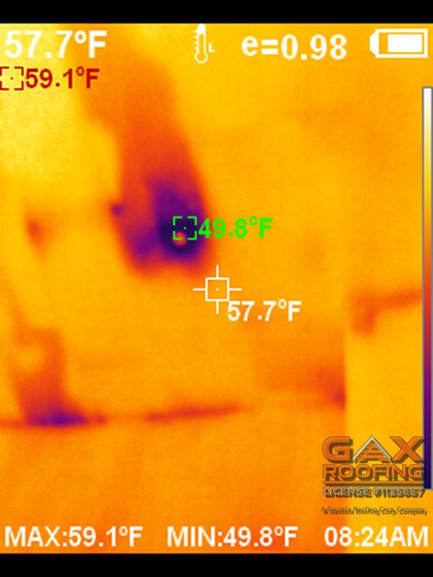Imagen térmica de un techo con dos puntos fríos mojados cerca de la pared