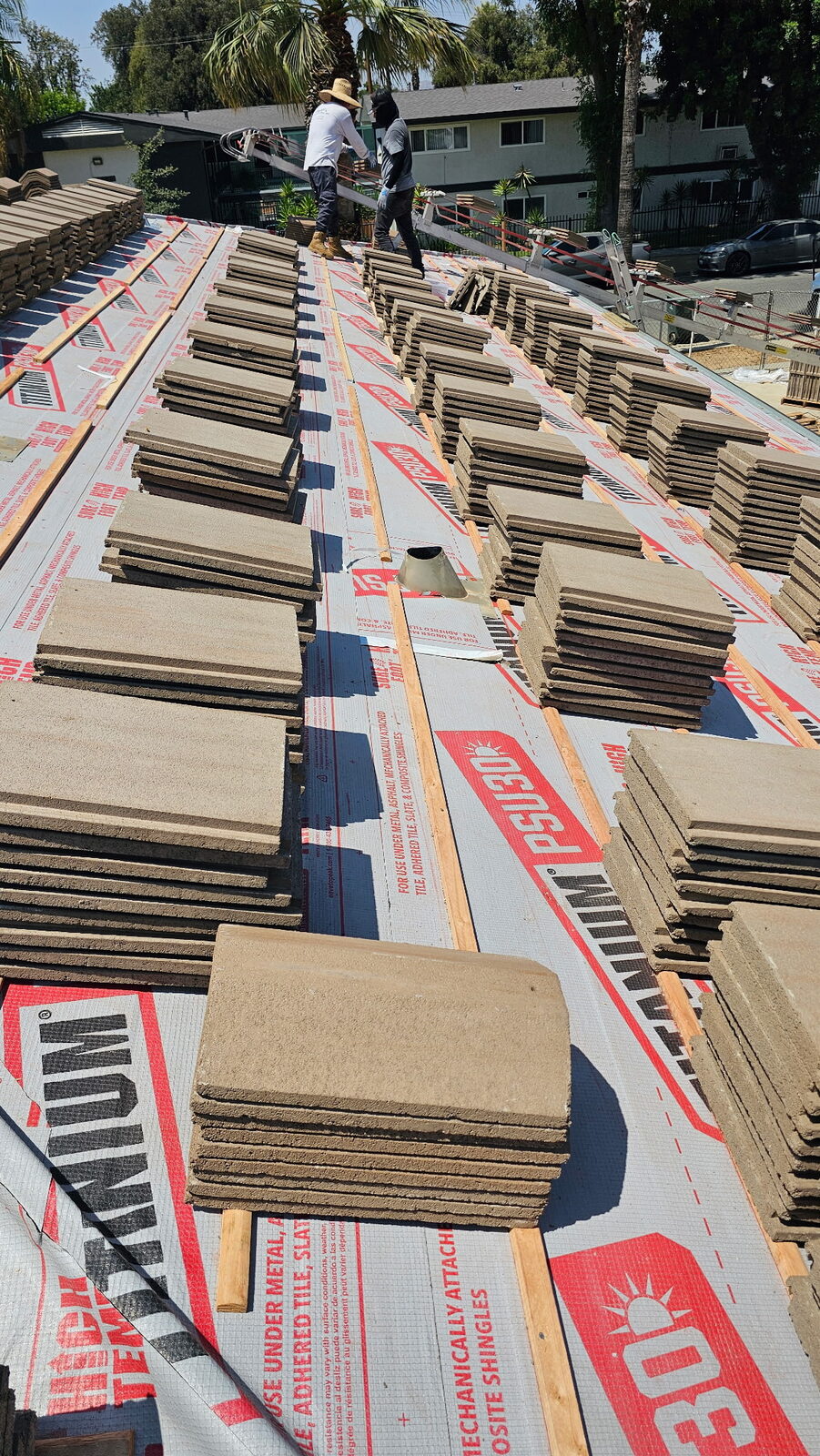 Teja de concreto y materiales en el techo para un proyecto de teja de GAX Roofing