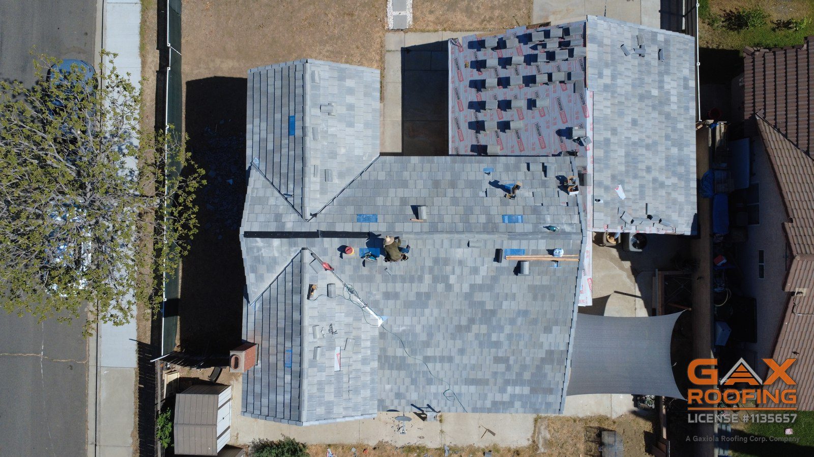 Techo terminado de teja plana de concreto en tonos grises en un reemplazo de teja en Bloomington por GAX Roofing