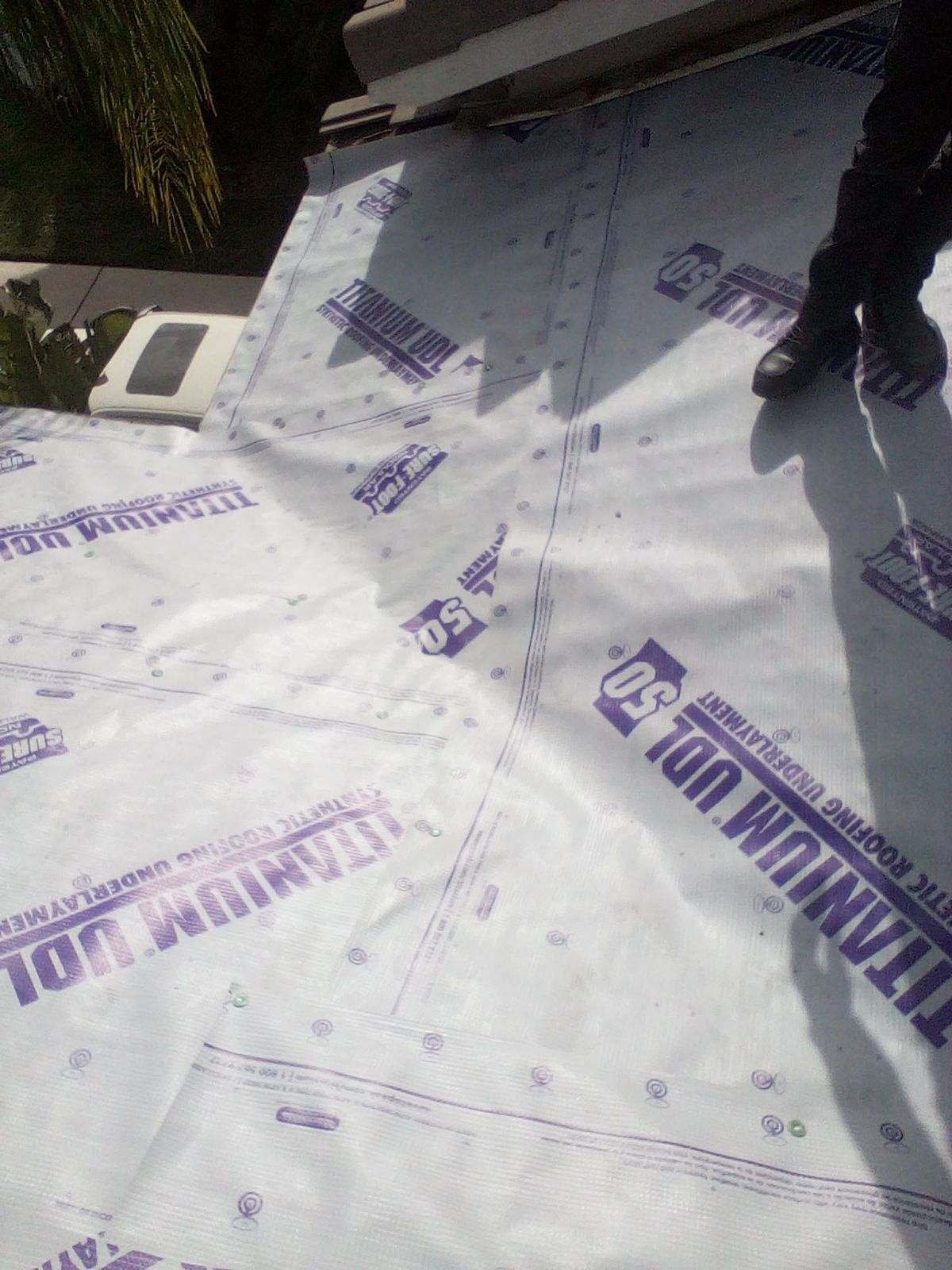 Bajo-tejas sintético Titanium UDL50 instalado en una sección de valle reparada por GAX Roofing