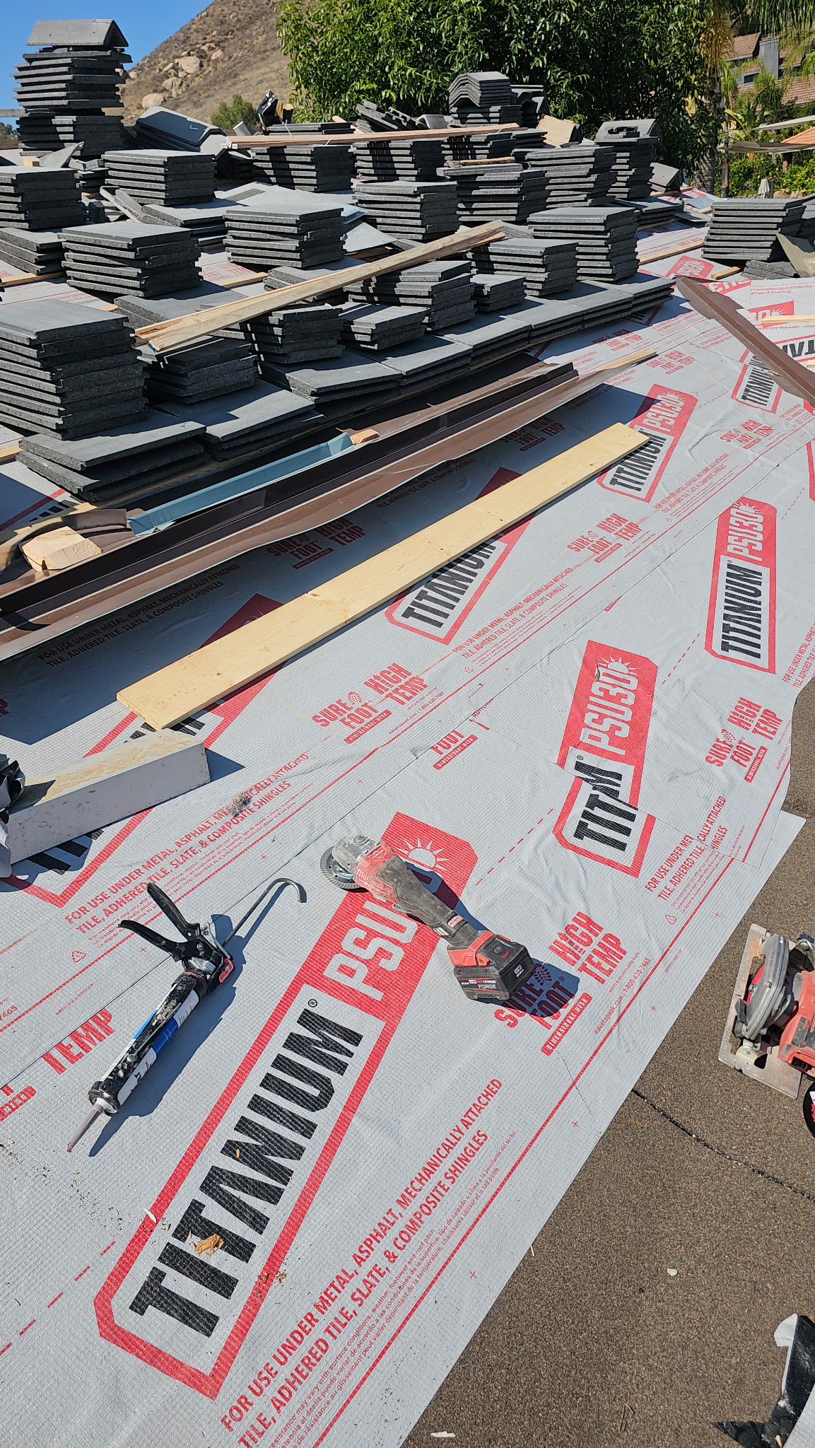 Roofing contractor in Valinda