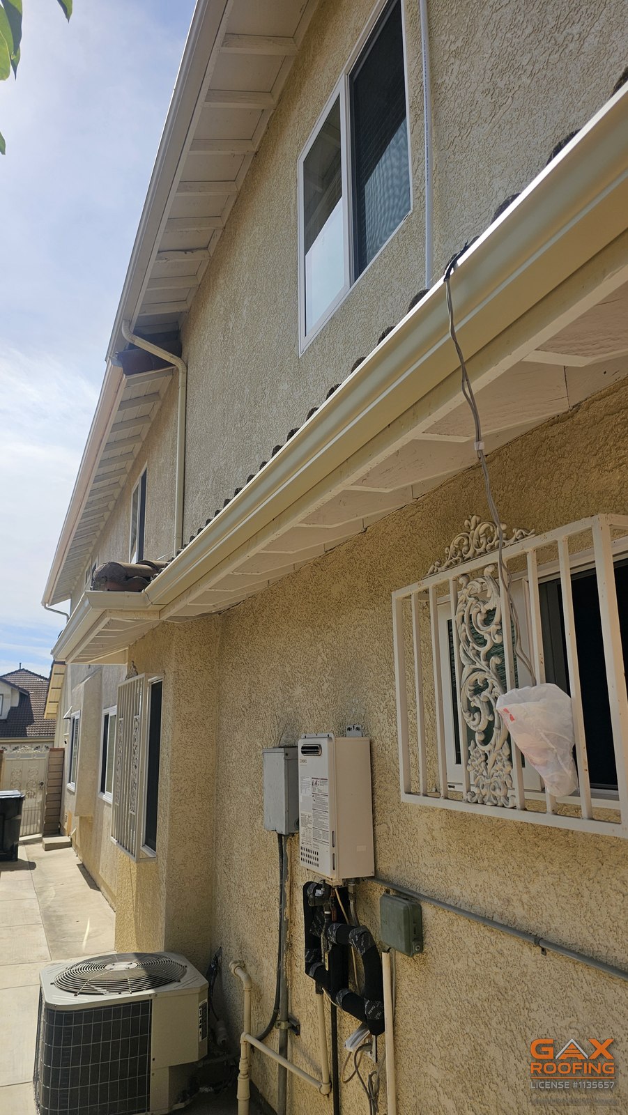 Canaletas nuevas instaladas en un duplex en Bellflower, California