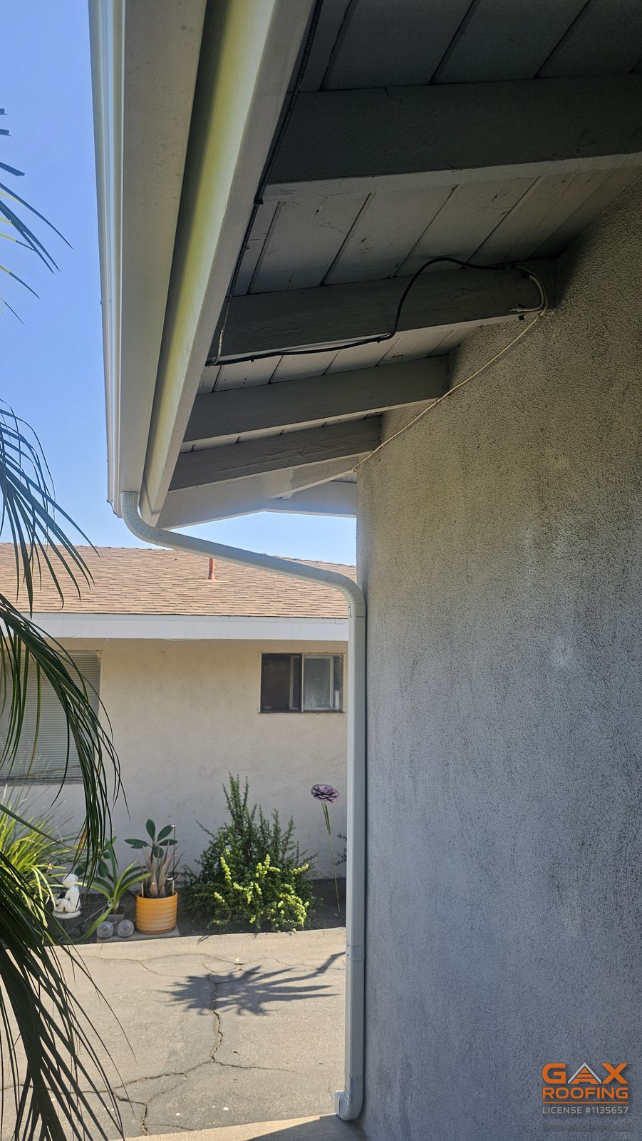 Canaletas de aluminio sin uniones instaladas por GAX Roofing en Claremont, California