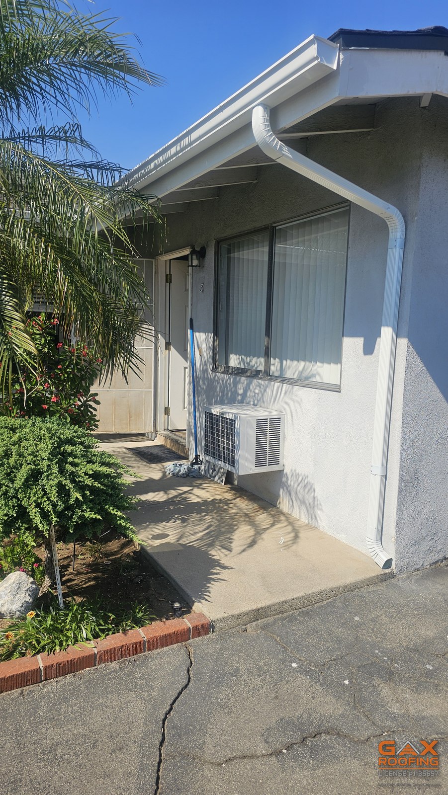 Tramo de canaleta sin uniones a lo largo de la fascia en una casa de Claremont, California