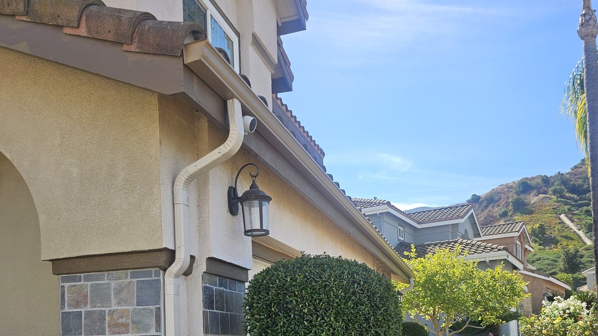 Canaleta sin uniones y bajada instaladas por GAX Roofing a lo largo de la l&iacute;nea de teja en Moreno Valley, California