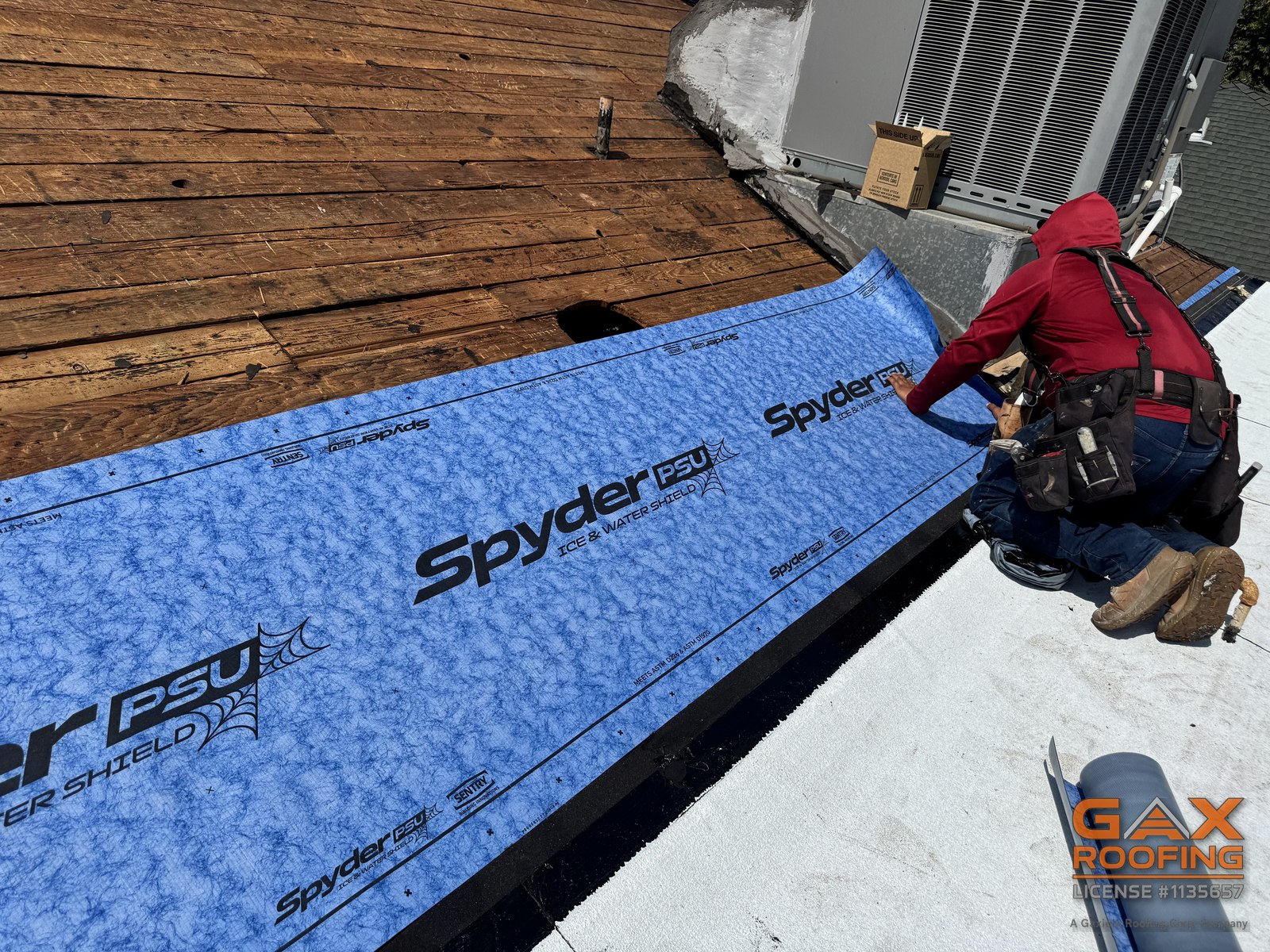 Membrana autoadherible contra agua y hielo colocandose donde el techo plano del patio se une con el techo inclinado en un trabajo de El Monte, California