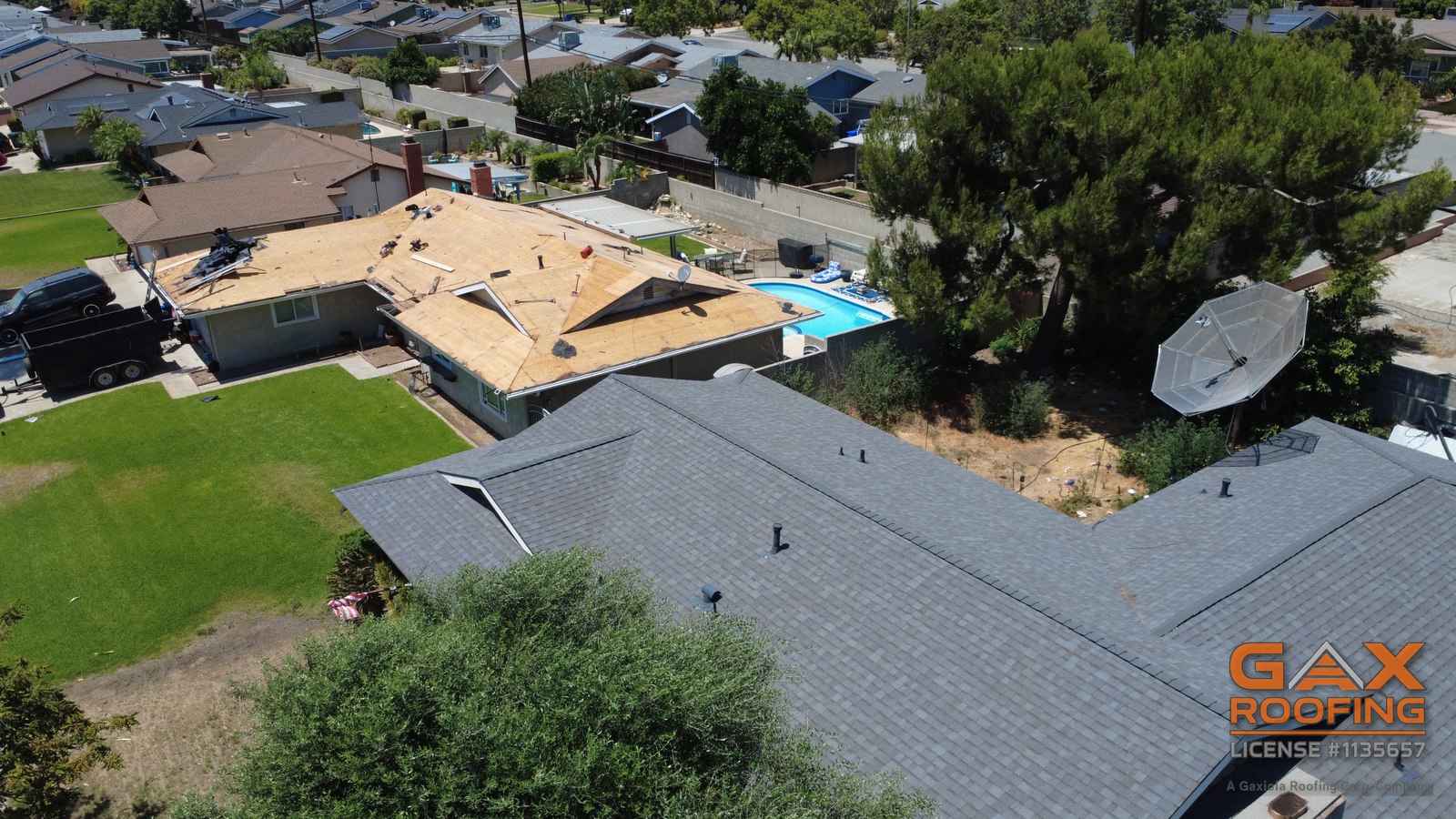 Equipo de GAX Roofing colocando el fieltro sobre entablado nuevo