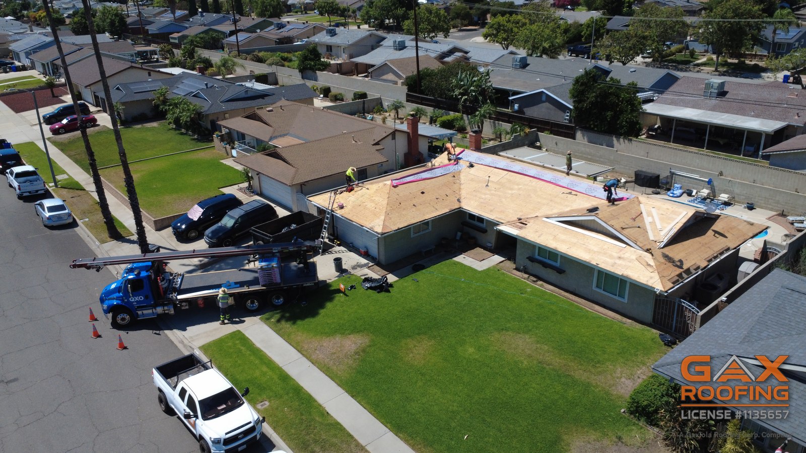 Equipo de GAX Roofing colocando el fieltro sobre entablado nuevo