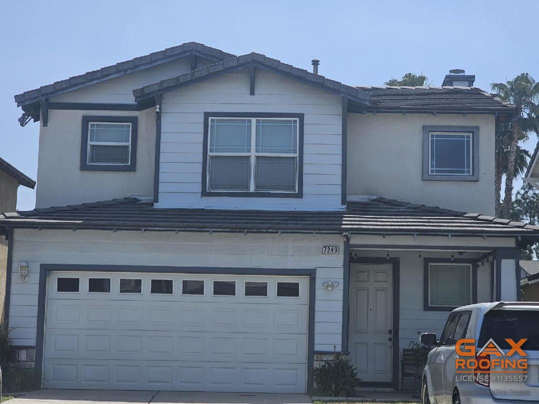 Casa de dos pisos en San Bernardino donde GAX Roofing reemplazó una sección de techo podrida