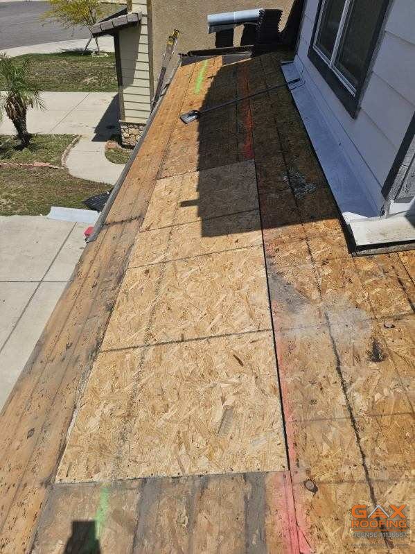 Cubierta OSB nueva instalada sobre las vigas tras retirar la madera podrida en San Bernardino