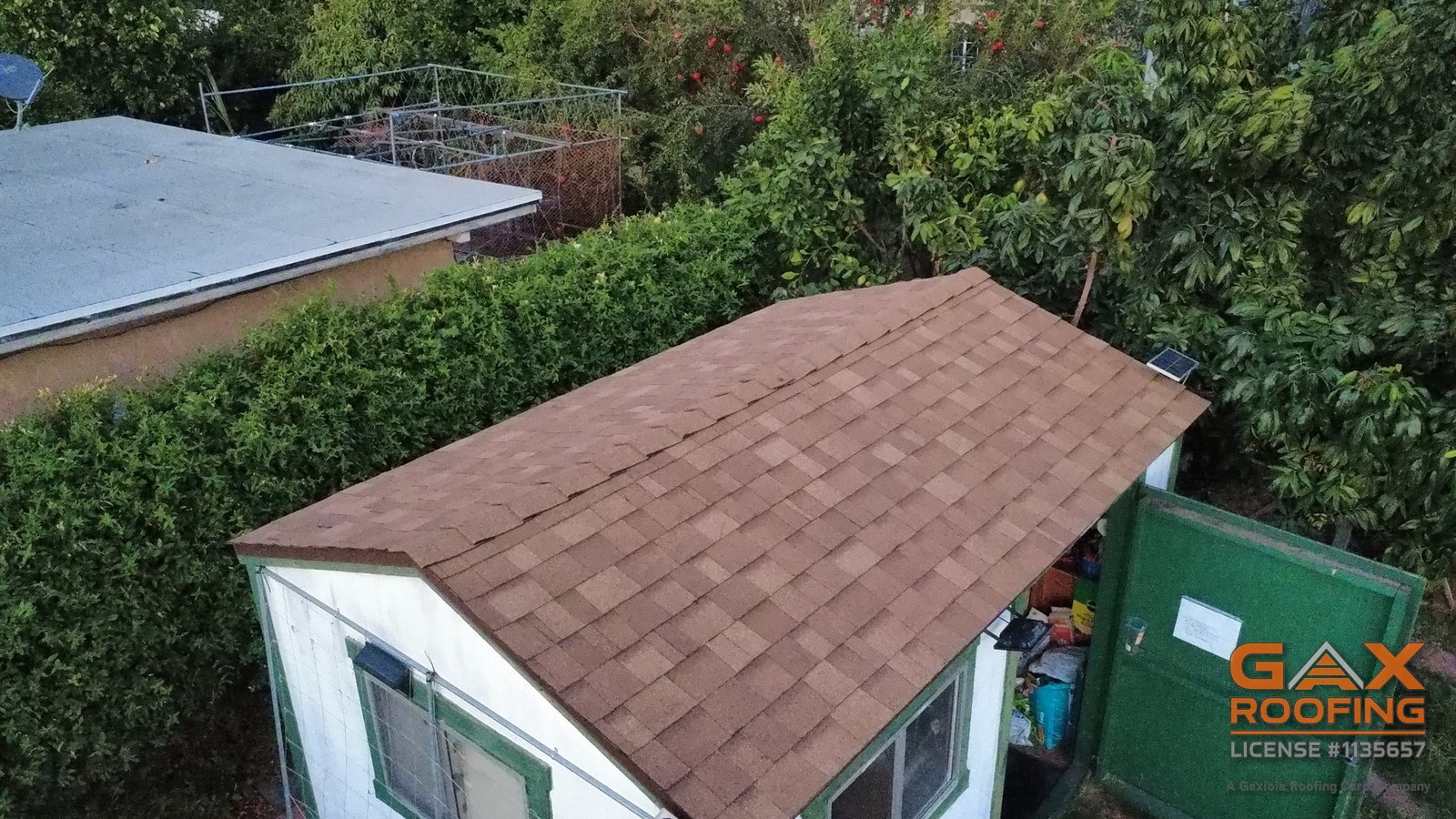 Cobertizo del patio con techo nuevo de tejas asf&aacute;lticas, a juego con la casa, en el mismo trabajo en El Monte, California
