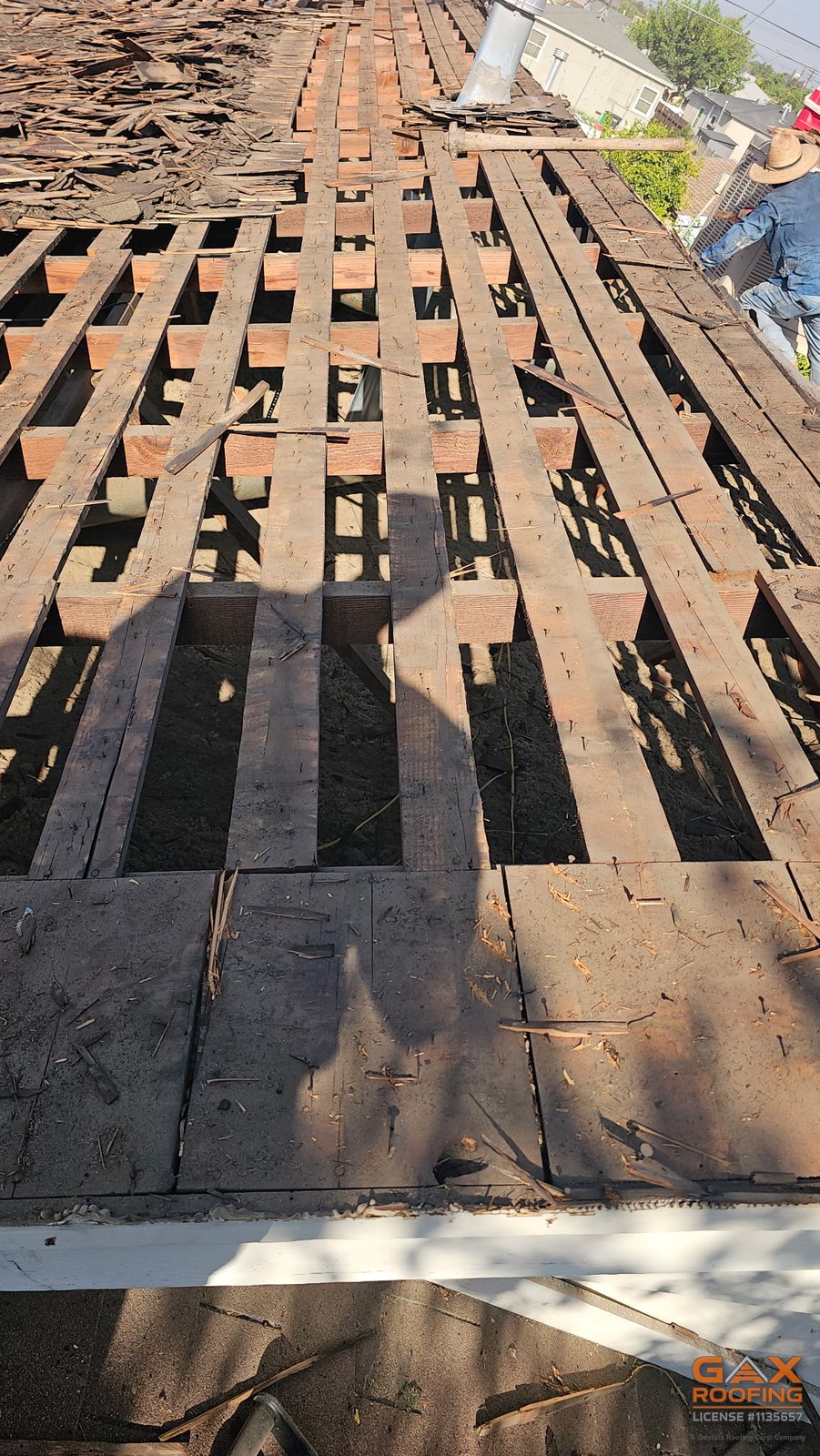 Tabla espaciada descubierta durante el retiro en Colton, tablas con huecos que no sostienen shingle