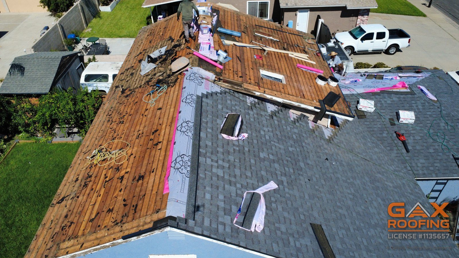 Shingles Owens Corning Duration COOL sobre membrana ProArmor junto a una parte del entablado de tablas todav&iacute;a descubierta en un cambio de techo en Fontana