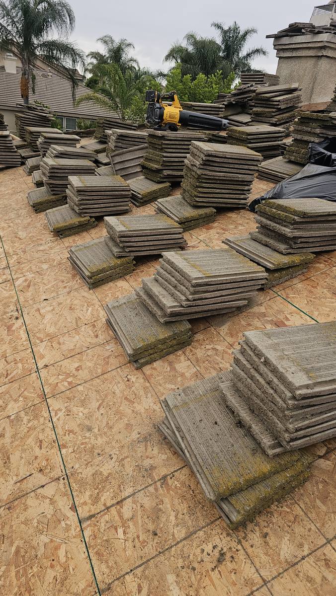 Teja de concreto original levantada y apilada sobre el entablado durante un levantamiento y recolocaci&oacute;n en Eastvale, CA