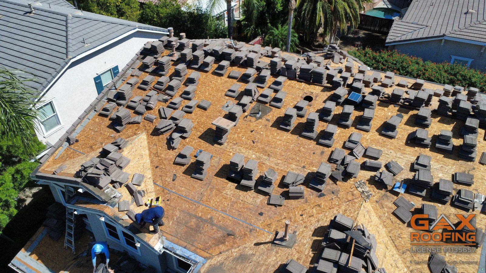 Teja de concreto levantada y apilada sobre el entablado descubierto durante un levantamiento y recolocaci&oacute;n en Rancho Cucamonga, CA