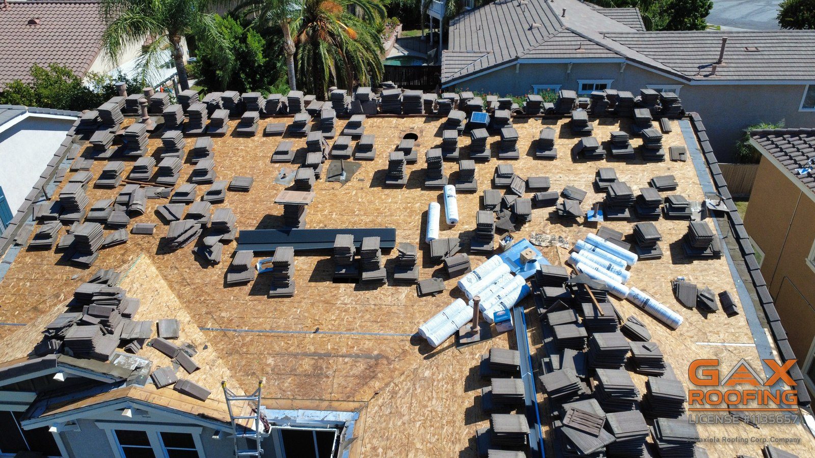 Entablado limpio con rollos de membrana TileSeal HT listos y teja de concreto apilada, levantamiento y recolocaci&oacute;n en Rancho Cucamonga