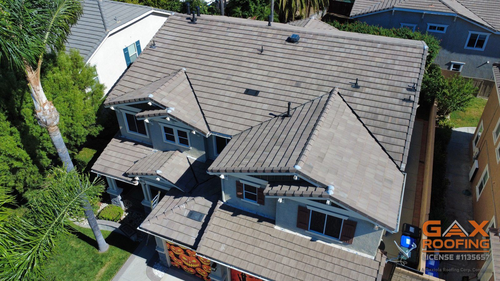 Levantamiento y recolocaci&oacute;n terminado en una casa de dos pisos en Rancho Cucamonga, CA, la teja plana de concreto original sobre membrana nueva