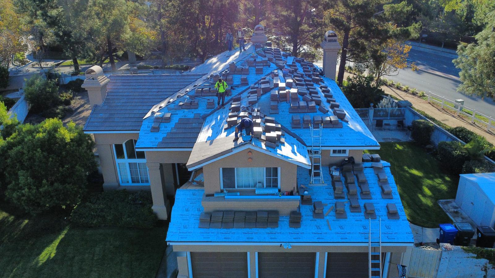 Vista con dron de un reemplazo de teja en proceso en Etiwanda, teja de concreto nueva de Eagle repartida sobre membrana TileSeal HT