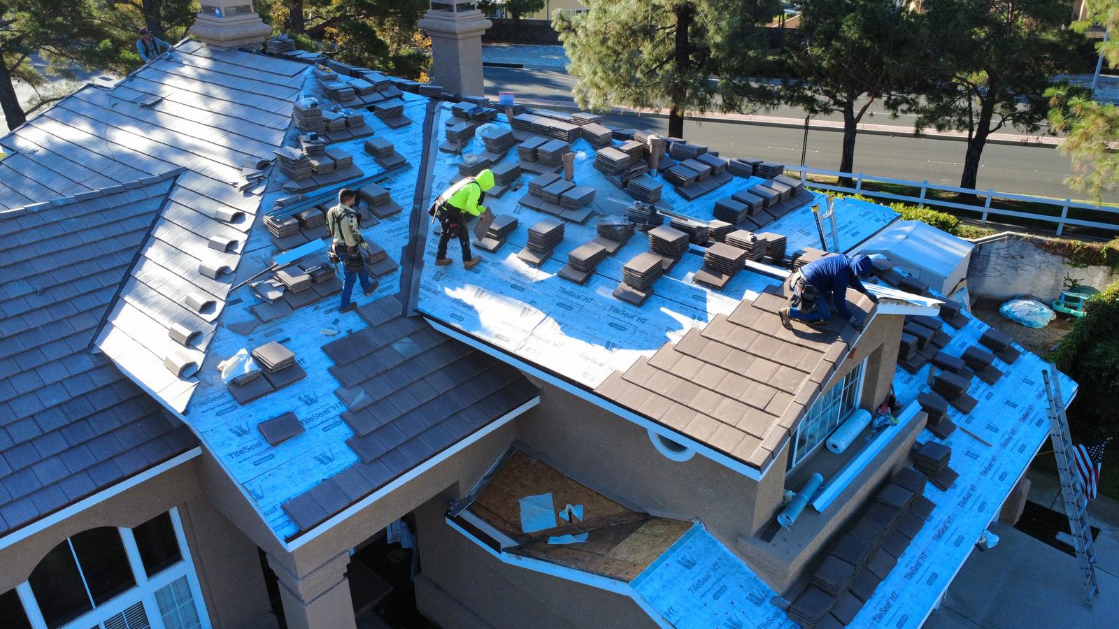 Equipo de GAX Roofing colocando teja de concreto nueva en un reemplazo de teja en Etiwanda, Rancho Cucamonga