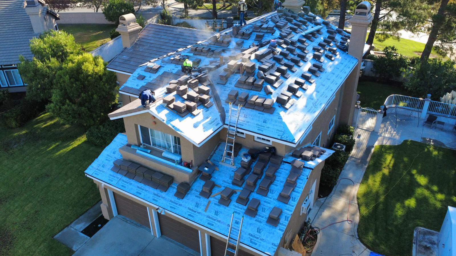 Equipo trabajando en un reemplazo de teja de dos pisos en Etiwanda, Rancho Cucamonga