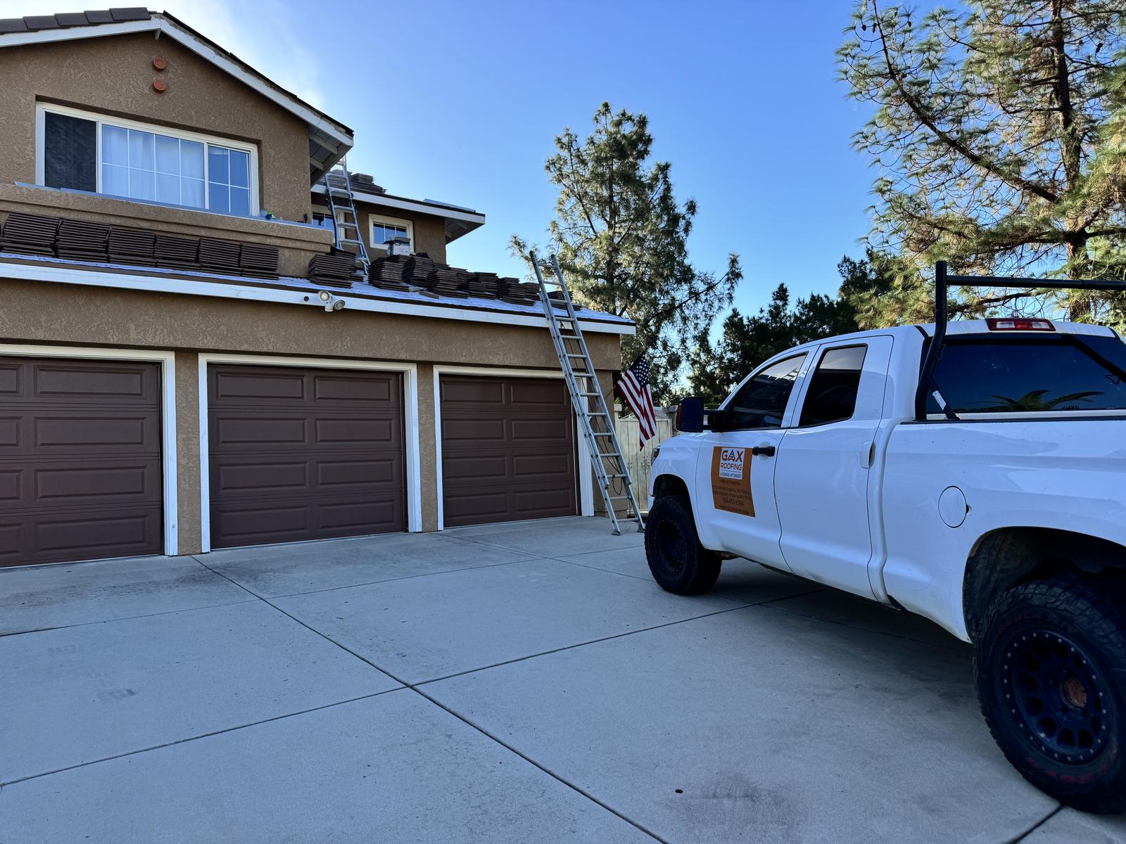 Camioneta de GAX Roofing en un reemplazo de teja en Etiwanda, Rancho Cucamonga