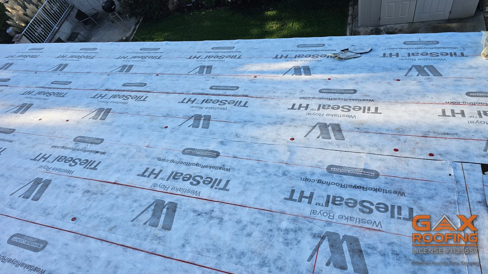 Membrana TileSeal HT de Westlake Royal en todo el entablado de un reemplazo de teja en Etiwanda, Rancho Cucamonga