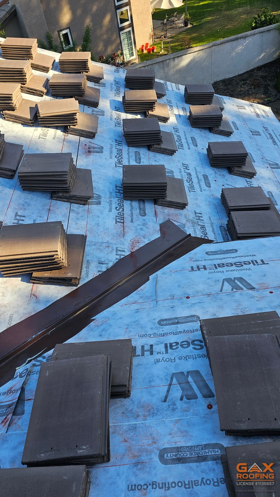 Teja de concreto nueva de Eagle apilada sobre membrana TileSeal HT en un reemplazo de teja en Etiwanda